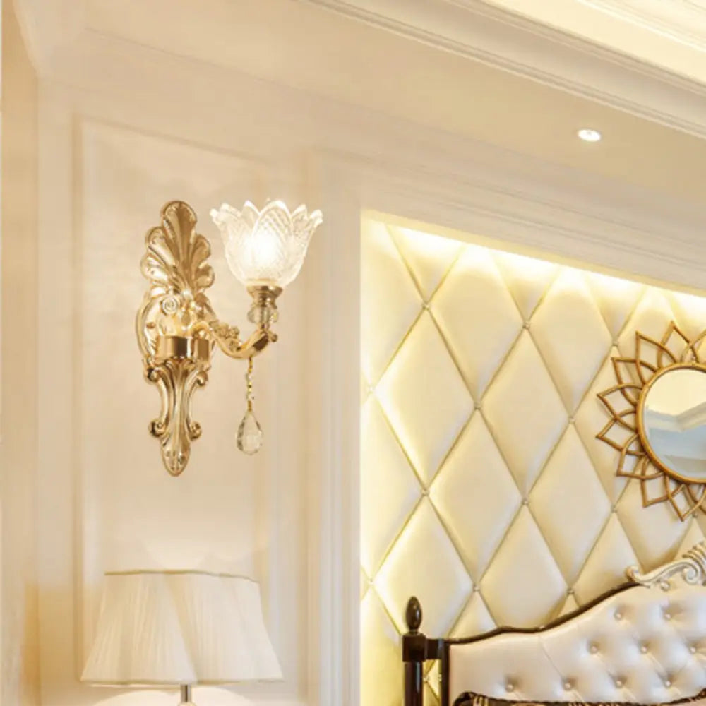 Aplique de pared antiguo de cristal dorado con textura floral y detalles de cristal para sala de estar