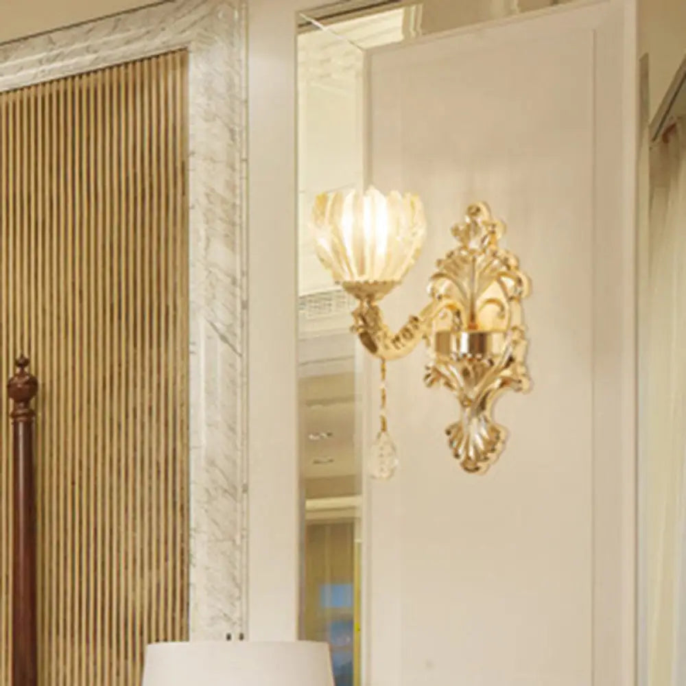 Aplique de pared antiguo de cristal dorado con textura floral y detalles de cristal para sala de estar