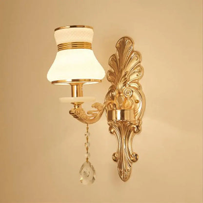 Aplique de pared antiguo de cristal dorado con textura floral y detalles de cristal para sala de estar