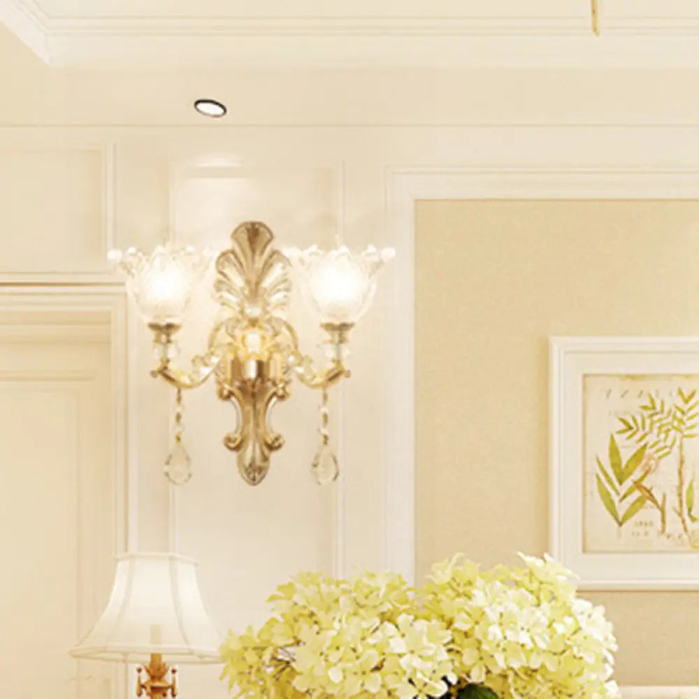 Aplique de pared antiguo de cristal dorado con textura floral y detalles de cristal para sala de estar