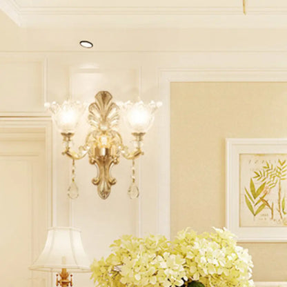 Aplique de pared antiguo de cristal dorado con textura floral y detalles de cristal para sala de estar