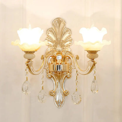 Aplique de pared antiguo de cristal dorado con textura floral y detalles de cristal para sala de estar