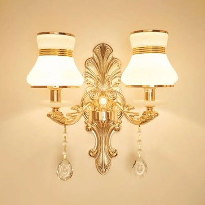 Aplique de pared antiguo de cristal dorado con textura floral y detalles de cristal para sala de estar