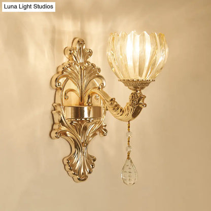 Aplique de pared antiguo de cristal dorado con textura floral y detalles de cristal para sala de estar