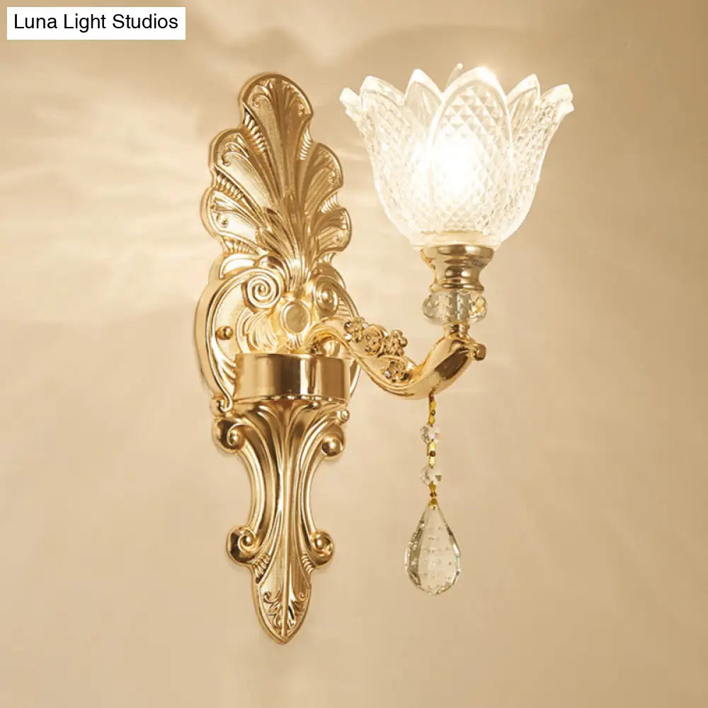 Aplique de pared antiguo de cristal dorado con textura floral y detalles de cristal para sala de estar