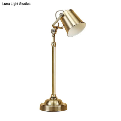 Lámpara de mesa giratoria con pantalla dorada antigua - Elegante lámpara de noche de metal para sala de estar