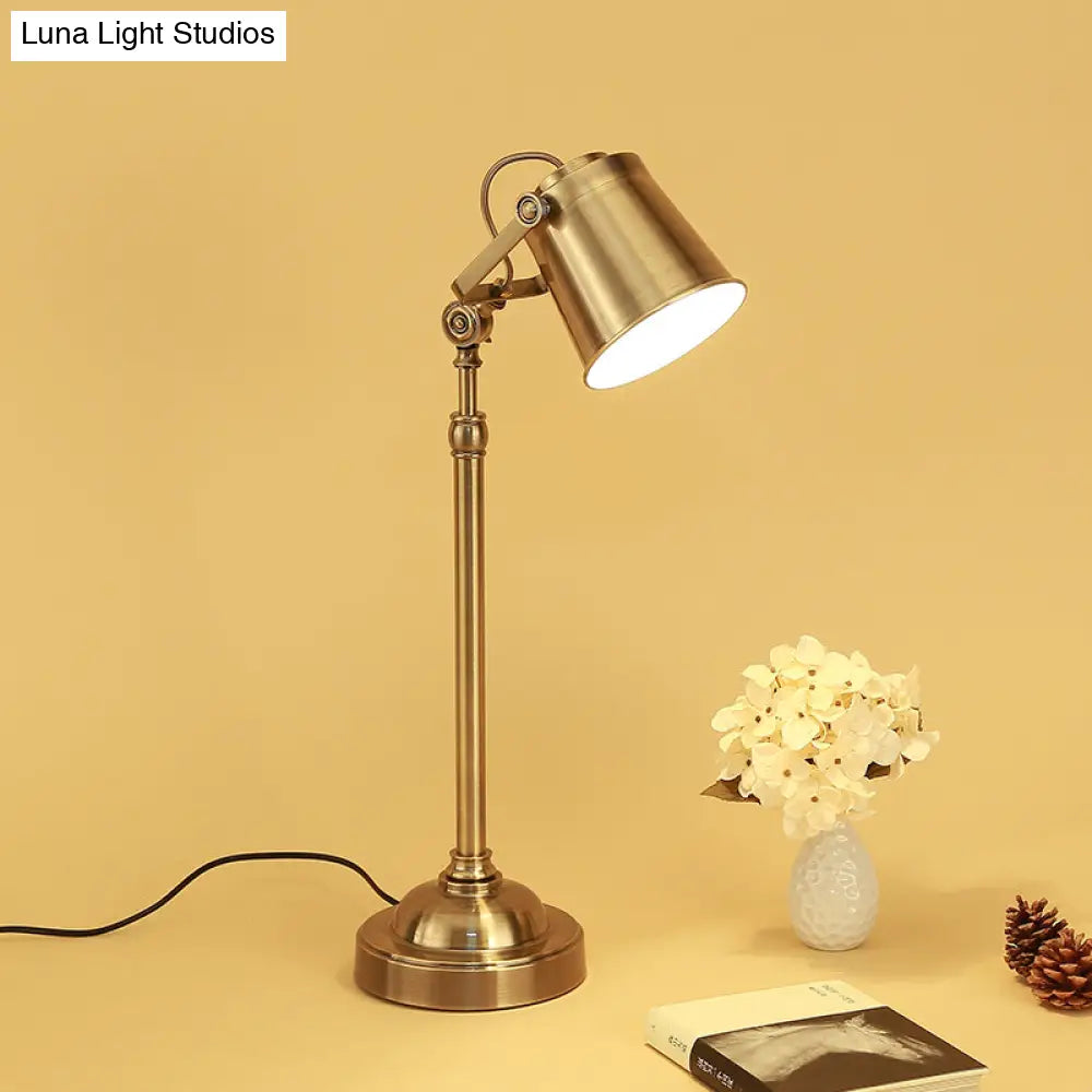 Lámpara de mesa giratoria con pantalla dorada antigua - Elegante lámpara de noche de metal para sala de estar