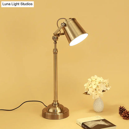 Lámpara de mesa giratoria con pantalla dorada antigua - Elegante lámpara de noche de metal para sala de estar