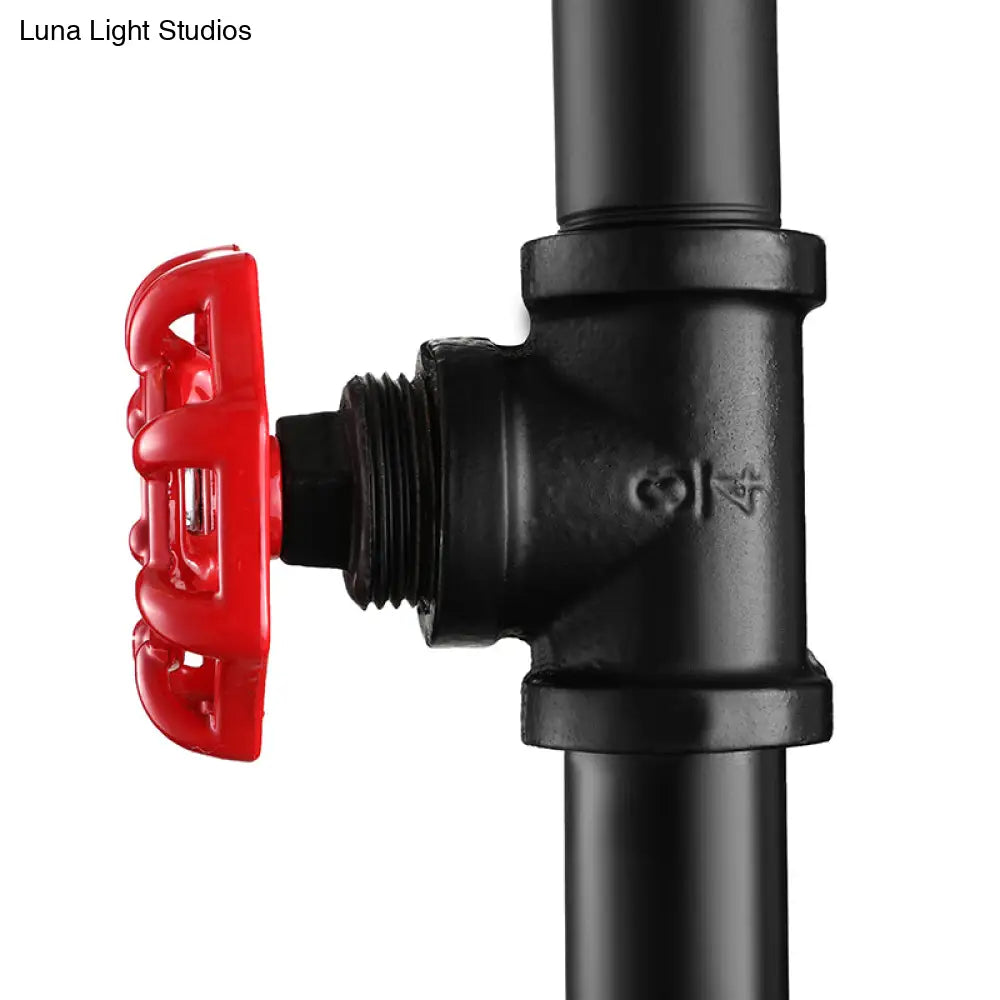 Aplique de pared antiguo industrial de metal negro con forma de tubo de agua y válvula, para comedor, con una bombilla.