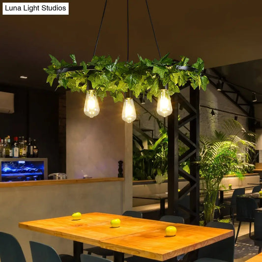 ثريا على شكل عجلة عربة حديدية عتيقة مع ديكور نباتي أخضر - مثالية لإضاءة سقف المطعم