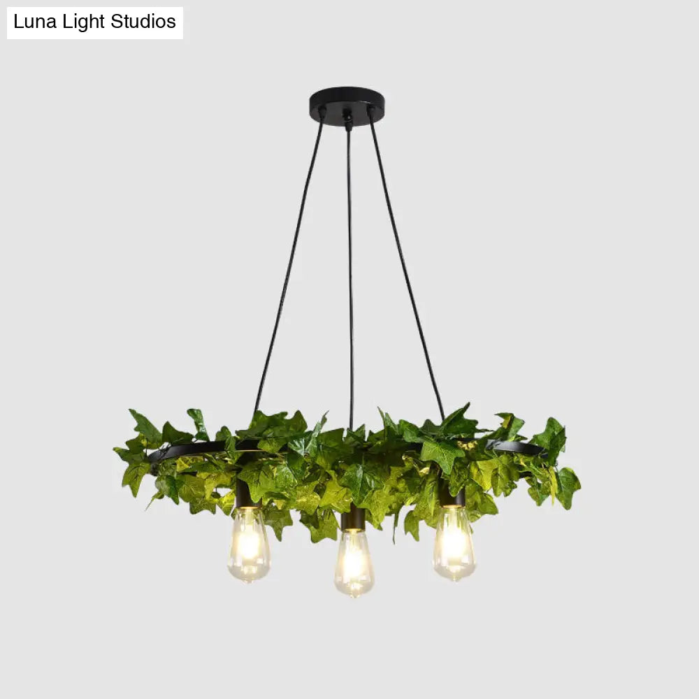 ثريا على شكل عجلة عربة حديدية عتيقة مع ديكور نباتي أخضر - مثالية لإضاءة سقف المطعم