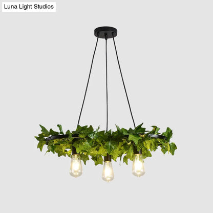 ثريا على شكل عجلة عربة حديدية عتيقة مع ديكور نباتي أخضر - مثالية لإضاءة سقف المطعم