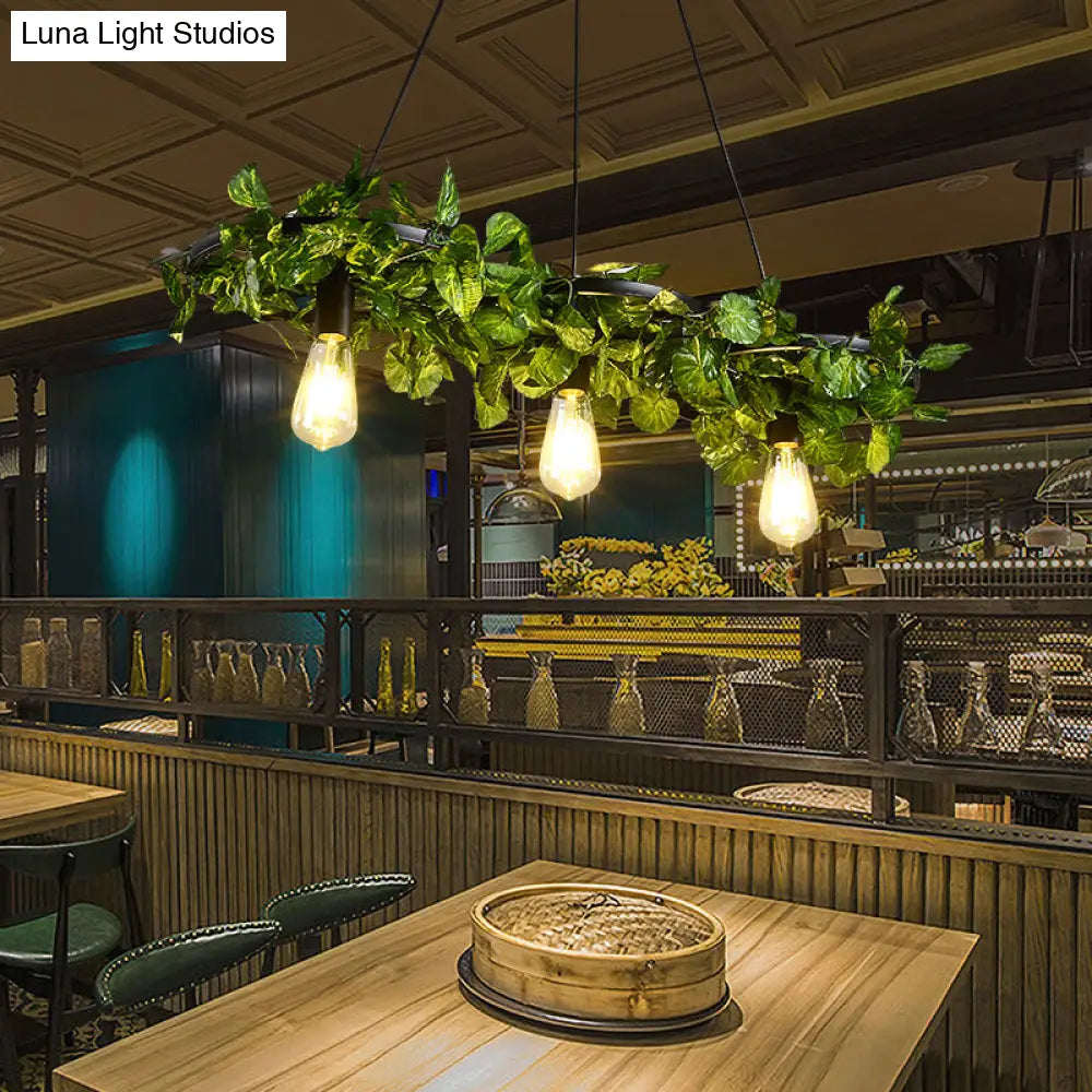 ثريا على شكل عجلة عربة حديدية عتيقة مع ديكور نباتي أخضر - مثالية لإضاءة سقف المطعم