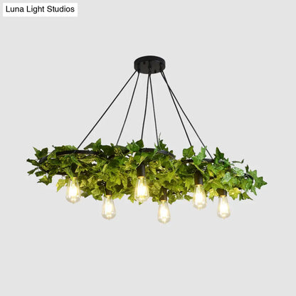 ثريا على شكل عجلة عربة حديدية عتيقة مع ديكور نباتي أخضر - مثالية لإضاءة سقف المطعم