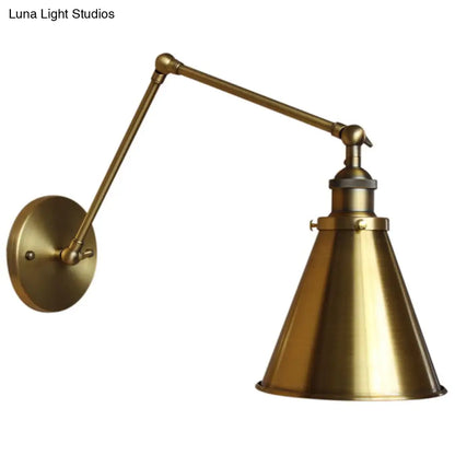 Lámpara de pared antigua de hierro con pantalla cónica: la lámpara perfecta para el dormitorio.