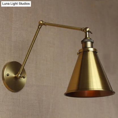 Lámpara de pared antigua de hierro con pantalla cónica: la lámpara perfecta para el dormitorio.