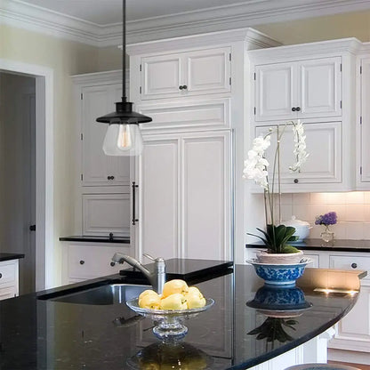 Lámpara colgante de metal antiguo negro con pantalla de cristal transparente para iluminación de techo en el comedor.