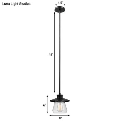 Lámpara colgante de metal antiguo negro con pantalla de cristal transparente para iluminación de techo en el comedor.