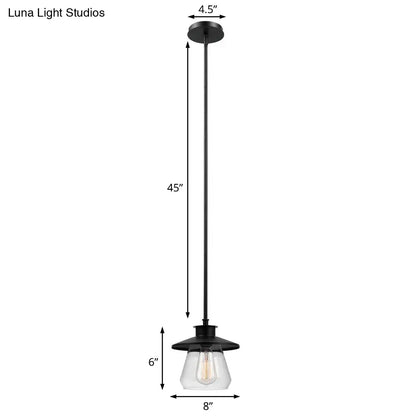 Lámpara colgante de metal antiguo negro con pantalla de cristal transparente para iluminación de techo en el comedor.