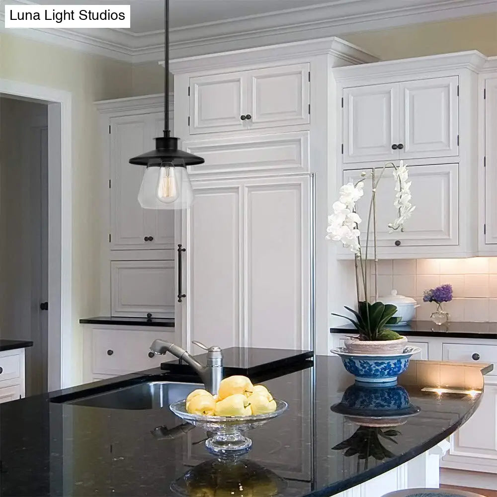 Lámpara colgante de metal antiguo negro con pantalla de cristal transparente para iluminación de techo en el comedor.