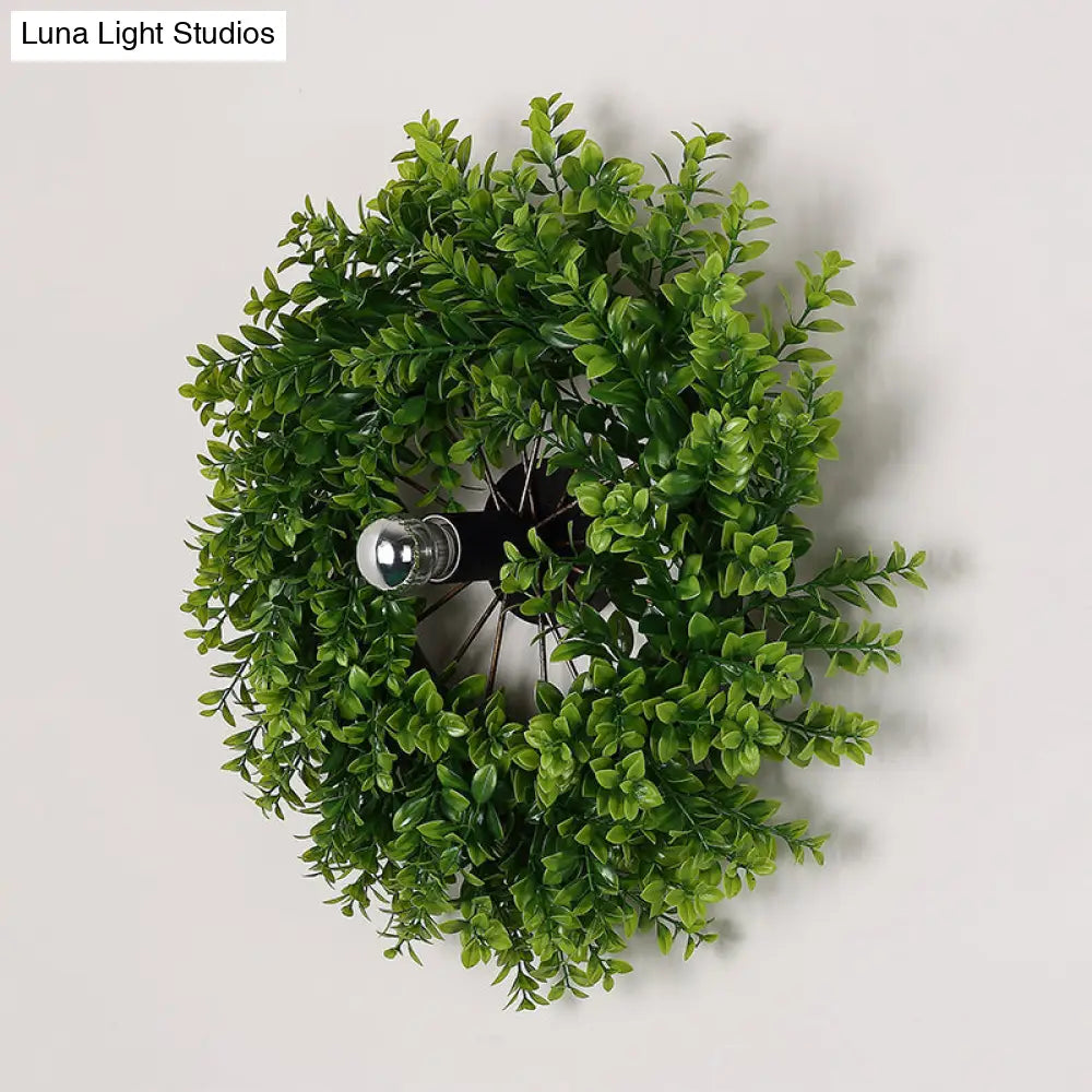 Aplique de pared antiguo de metal con diseño de rueda de carreta y luz LED, ideal para restaurantes. Color negro.