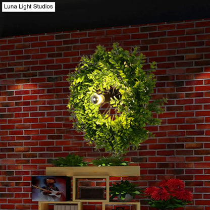 Aplique de pared antiguo de metal con diseño de rueda de carreta y luz LED, ideal para restaurantes. Color negro.