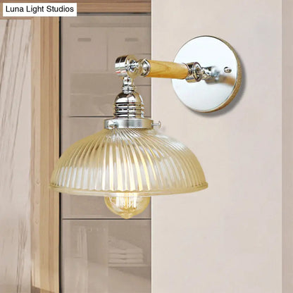 Aplique de pared antiguo de cristal acanalado con brazo de madera para salón o pasillo