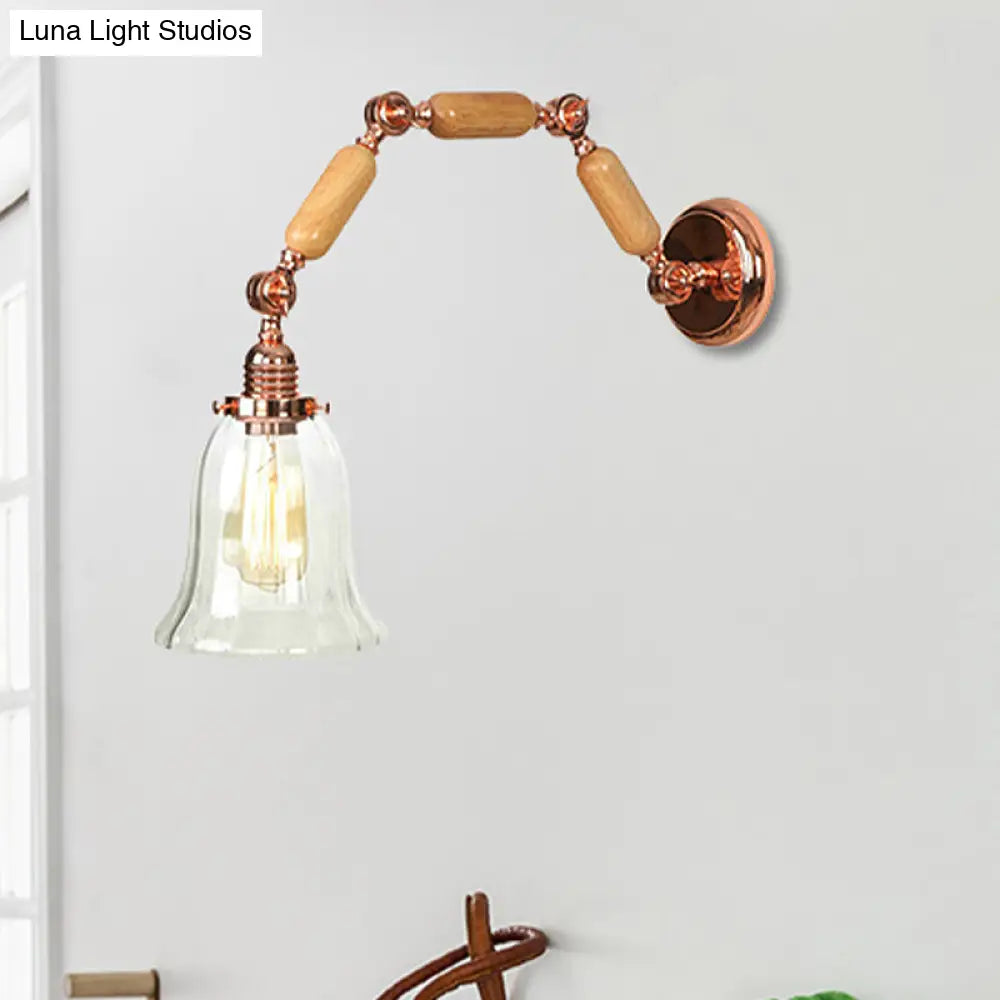 Aplique de pared antiguo en oro rosa con forma acampanada, brazo extensible y cristal transparente.