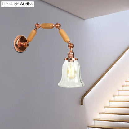 Aplique de pared antiguo en oro rosa con forma acampanada, brazo extensible y cristal transparente.