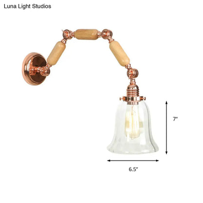 Aplique de pared antiguo en oro rosa con forma acampanada, brazo extensible y cristal transparente.