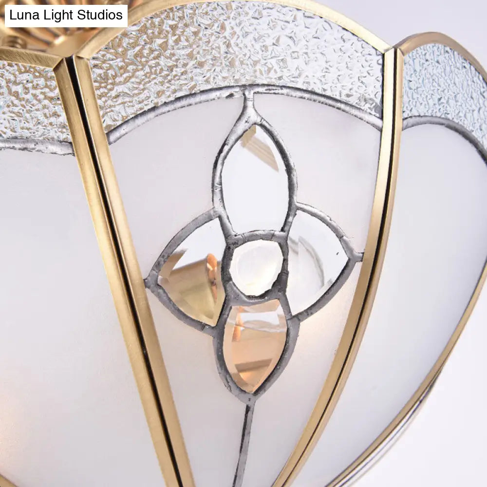 Lámpara de techo semiempotrada DecorBites™ de latón, estilo antiguo festoneado, con pantalla de cristal esmerilado y 4 bombillas.