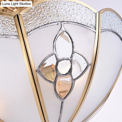 Lámpara de techo semiempotrada DecorBites™ de latón, estilo antiguo festoneado, con pantalla de cristal esmerilado y 4 bombillas.