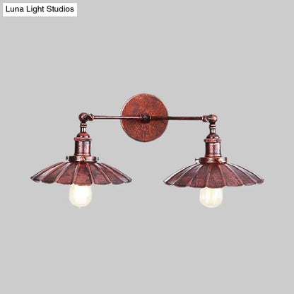 Lámpara de pared antigua con borde festoneado - Elegante luz metálica de pared para dormitorio en latón/óxido