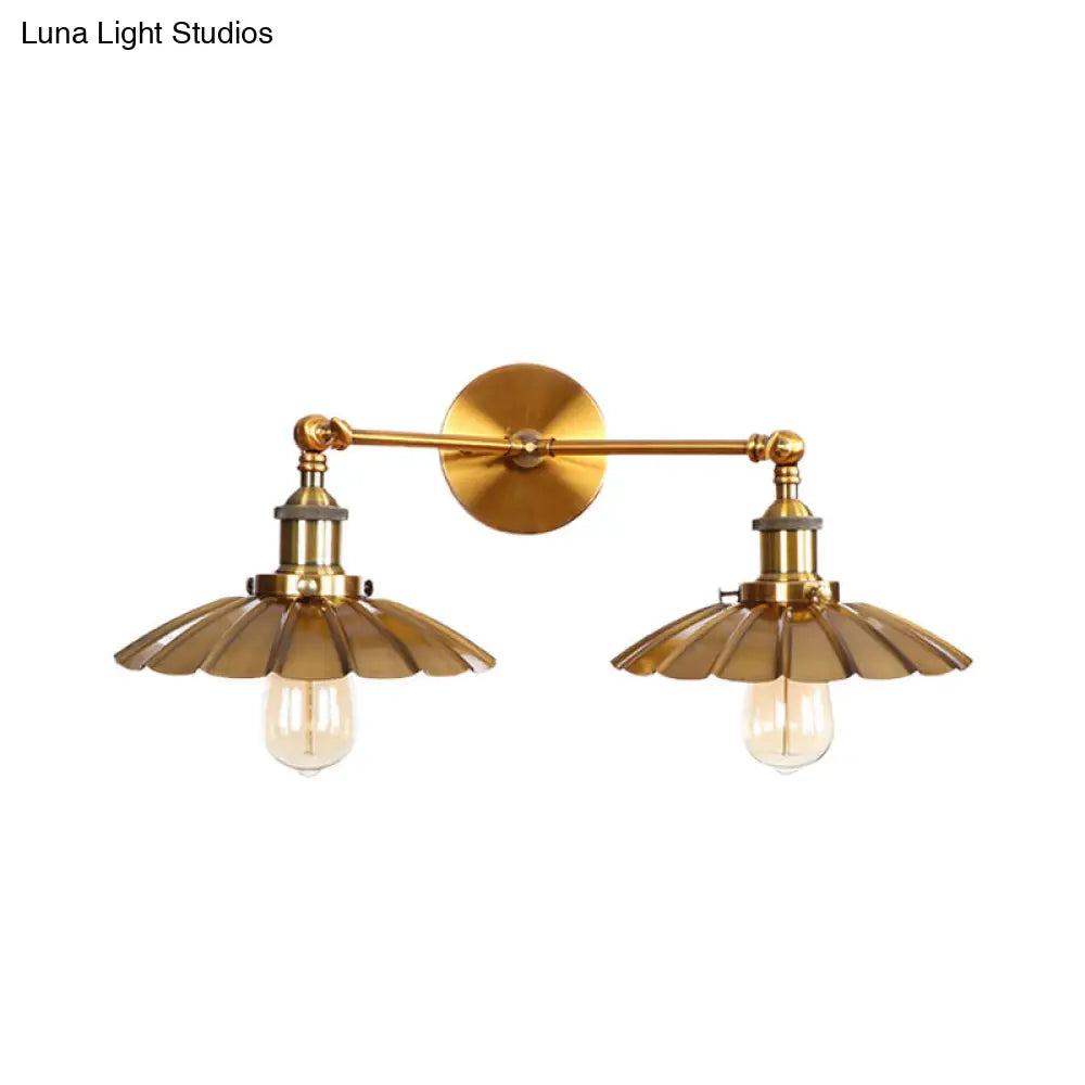 Lámpara de pared antigua con borde festoneado - Elegante luz metálica de pared para dormitorio en latón/óxido