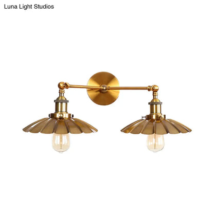 Lámpara de pared antigua con borde festoneado - Elegante luz metálica de pared para dormitorio en latón/óxido