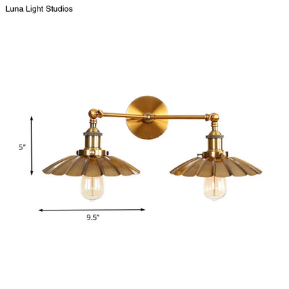 Lámpara de pared antigua con borde festoneado - Elegante luz metálica de pared para dormitorio en latón/óxido
