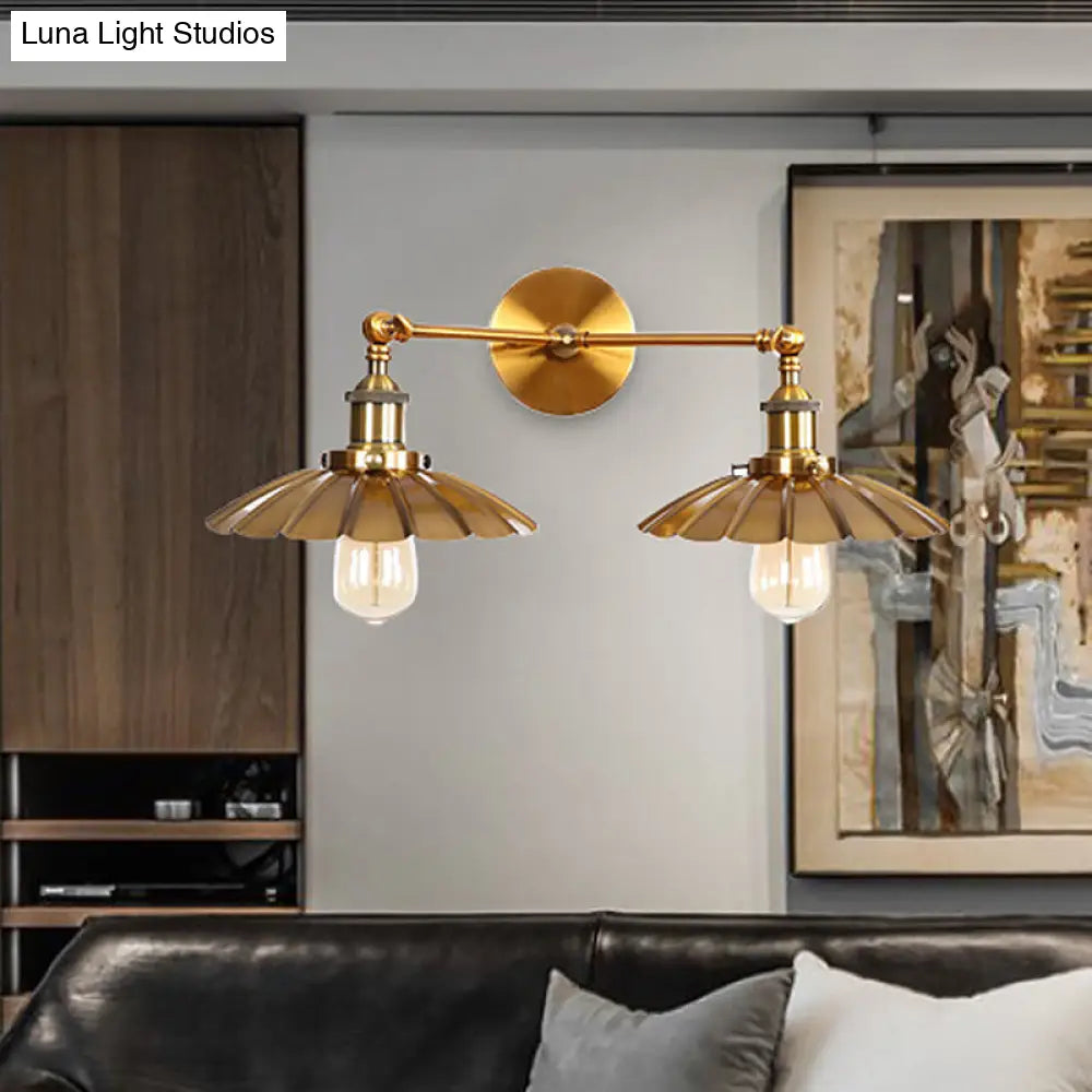 Lámpara de pared antigua con borde festoneado - Elegante luz metálica de pared para dormitorio en latón/óxido