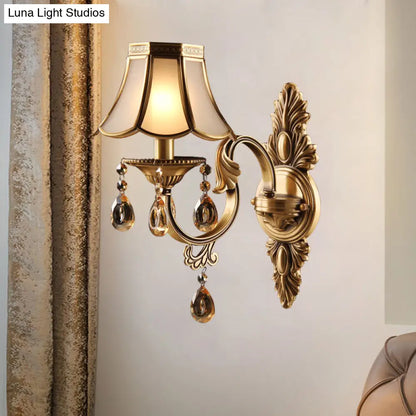 مصباح حائط عتيق بظل صدفي - إضاءة حائطية أحادية الرأس من الزجاج غير الشفاف مع لمسات من الكريستال باللون النحاسي