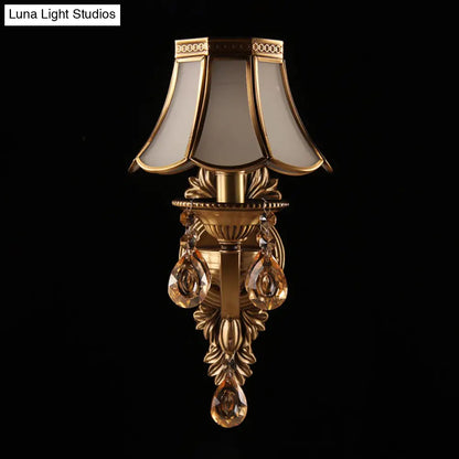 مصباح حائط عتيق بظل صدفي - إضاءة حائطية أحادية الرأس من الزجاج غير الشفاف مع لمسات من الكريستال باللون النحاسي