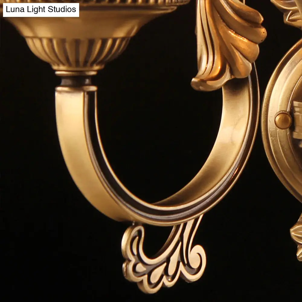 مصباح حائط عتيق بظل صدفي - إضاءة حائطية أحادية الرأس من الزجاج غير الشفاف مع لمسات من الكريستال باللون النحاسي