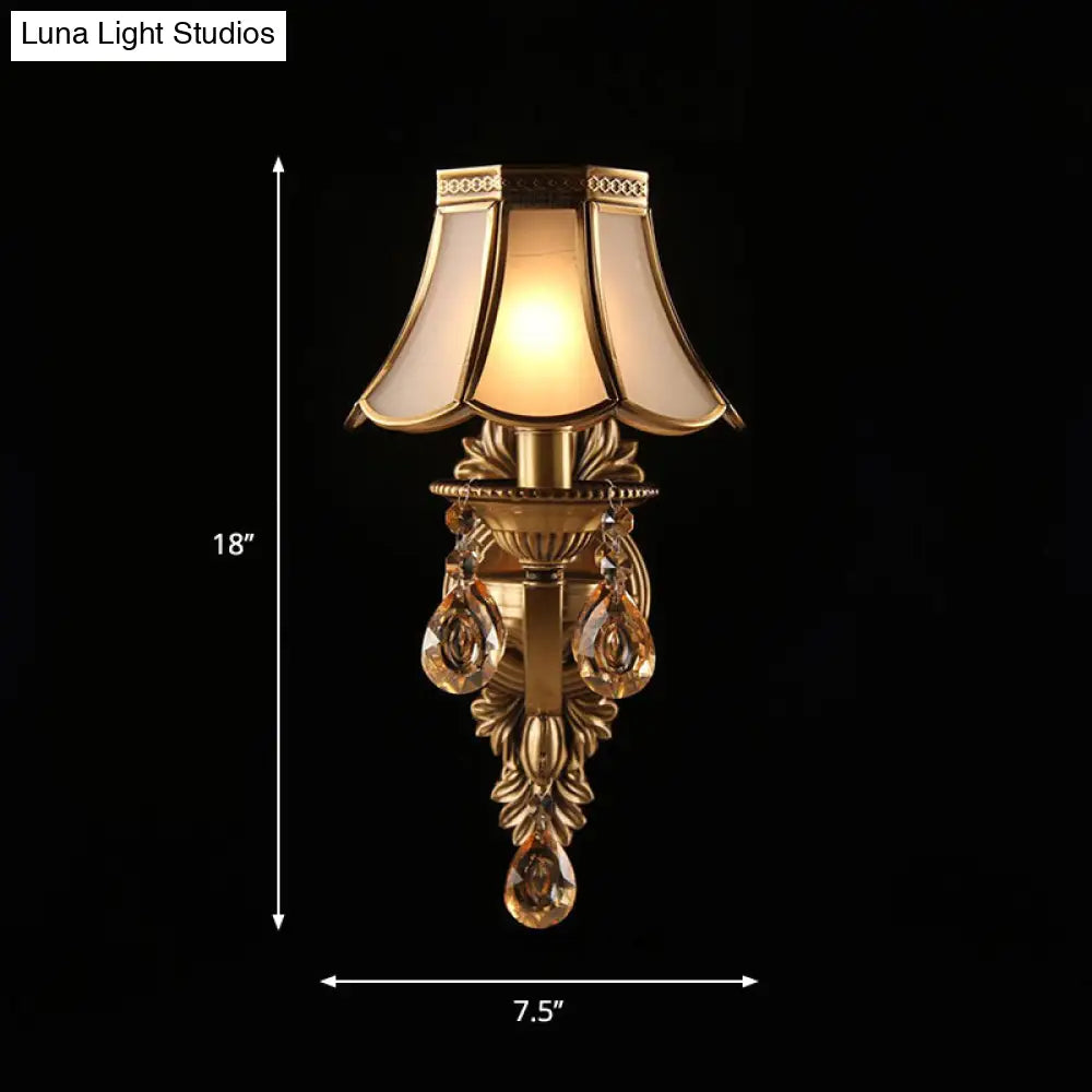 مصباح حائط عتيق بظل صدفي - إضاءة حائطية أحادية الرأس من الزجاج غير الشفاف مع لمسات من الكريستال باللون النحاسي