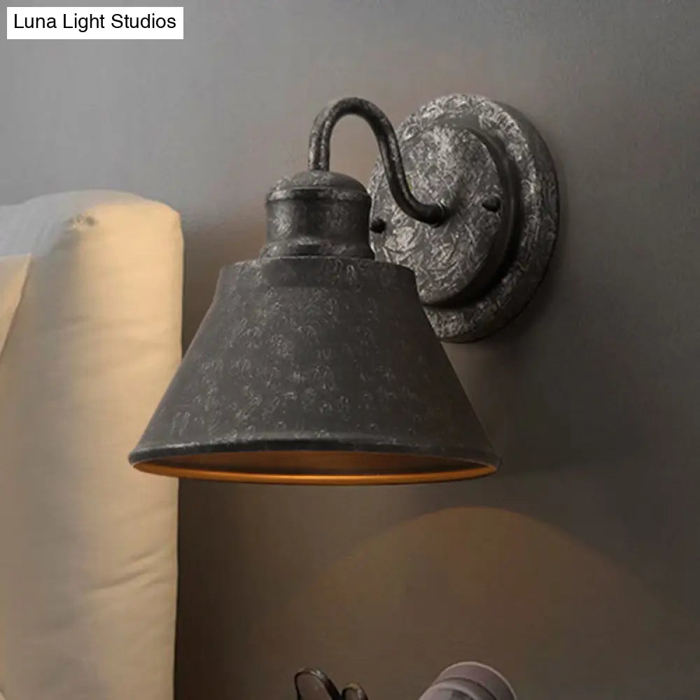 Aplique de pared de metal plateado antiguo con forma de cono: Iluminación industrial de pared para dormitorio, 1 luz