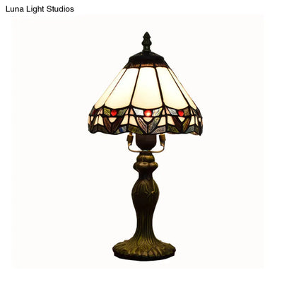 Lámpara de mesa antigua blanca de vitral con pantalla cónica y 1 cabezal - Iluminación elegante para mesitas de noche en dormitorios