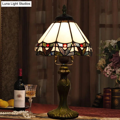 Lámpara de mesa antigua blanca de vitral con pantalla cónica y 1 cabezal - Iluminación elegante para mesitas de noche en dormitorios