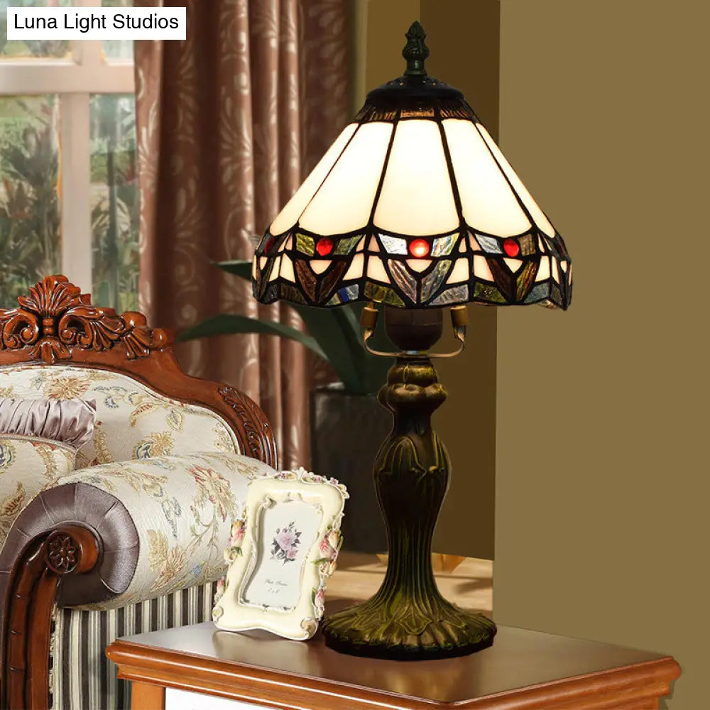 Lámpara de mesa antigua blanca de vitral con pantalla cónica y 1 cabezal - Iluminación elegante para mesitas de noche en dormitorios