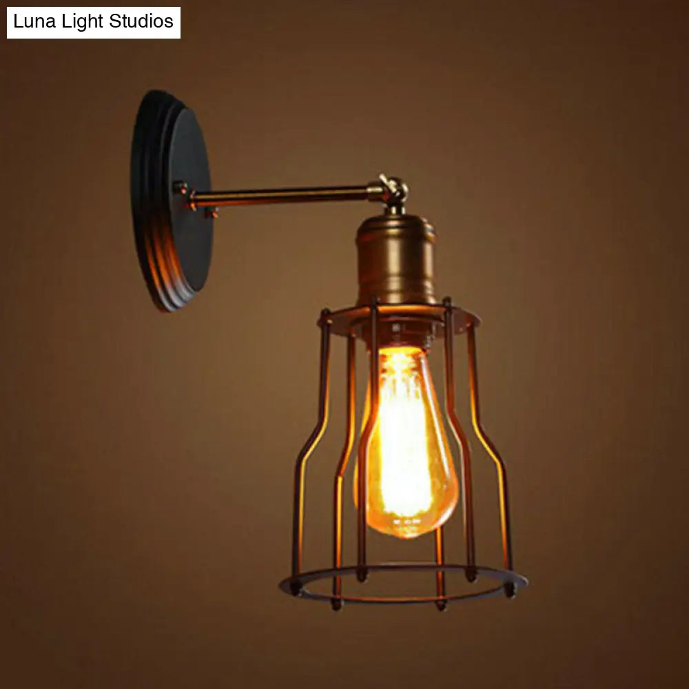Aplique de pared de hierro negro de estilo antiguo con una luz y pantalla tipo jaula para iluminación de pasillos.