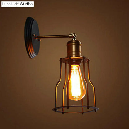 Aplique de pared de hierro negro de estilo antiguo con una luz y pantalla tipo jaula para iluminación de pasillos.