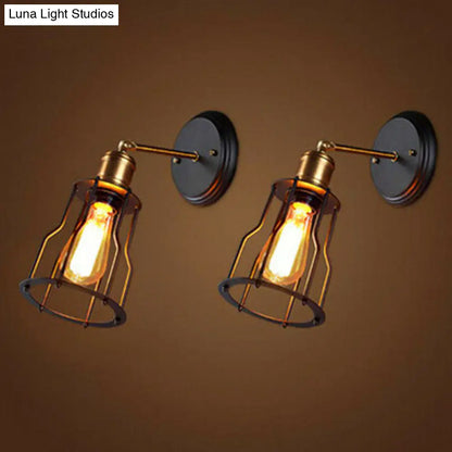 Aplique de pared de hierro negro de estilo antiguo con una luz y pantalla tipo jaula para iluminación de pasillos.