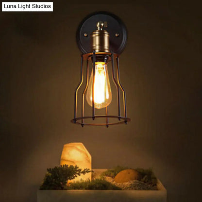Aplique de pared de hierro negro de estilo antiguo con una luz y pantalla tipo jaula para iluminación de pasillos.