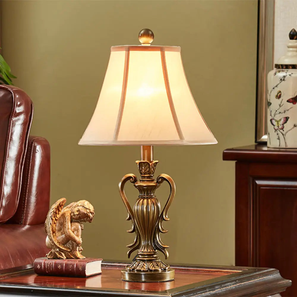 Lámpara de mesilla de estilo antiguo en rojo y blanco con pantalla acampanada